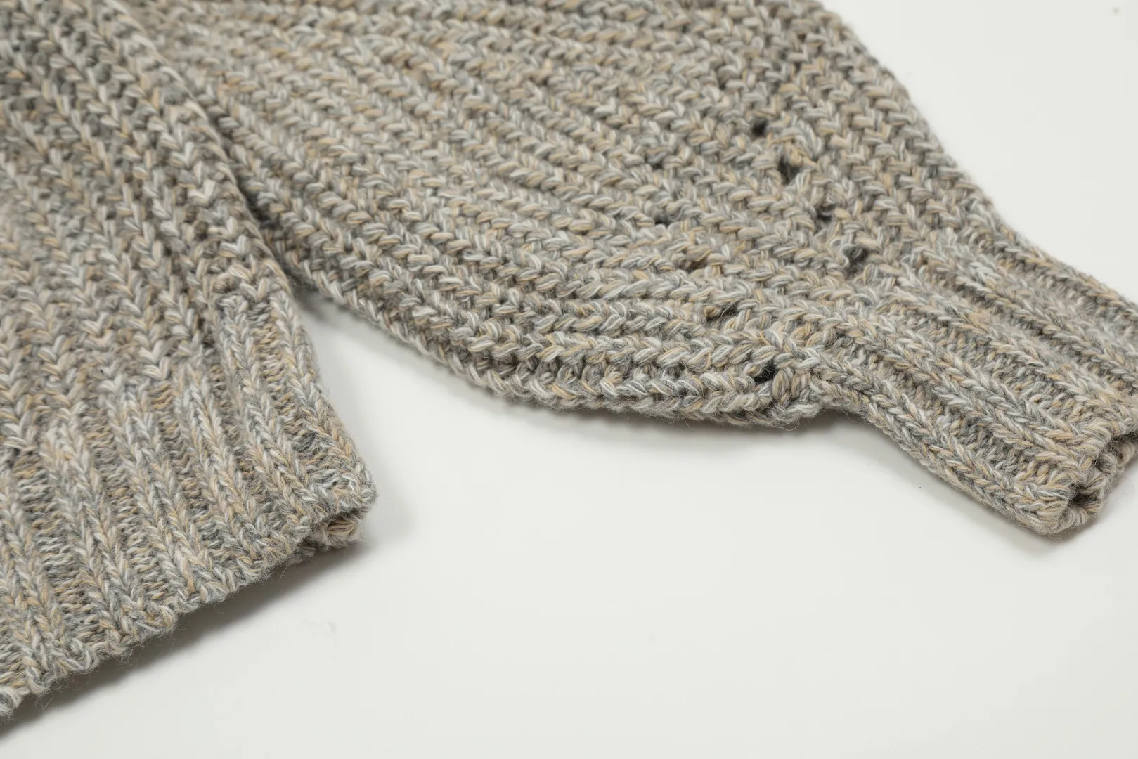 VIVI117# vivienne west wood Queen Mother of the West Vivienne Saturn Heavy-duty multi-needle craft cardigan Heavy original mold opening This truth be told, no one except my family would be willing to make it. The complexity of the weaving pieces is visible to the naked eye. It is time-consuming and labor-intensive. The high-gram weight wool blended garment is substantial. The highest quality in the entire network. Order with confidence - full range of correct accessories. Every detail is completely restored. Directly stretched. Size: S - M - L Color: uniform color